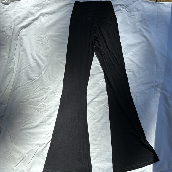 American eagle flare leggings. V shapes waist. - Picture 2 of 9